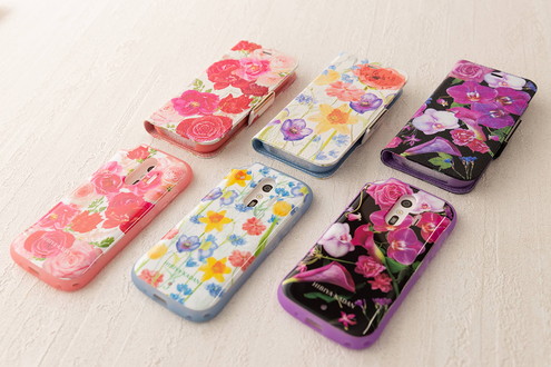「らくらくスマートフォン」スマートフォンケースに花柄のデザインを採用いただきました。